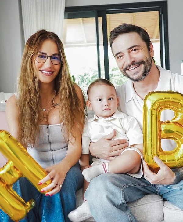 Magazin dünyasında aşklarıyla sık sık gündem olan ünlü oyuncu Ahmet Kural ve güzeller güzeli eşi Çağla Gizem Şahin, 2023 yılında hayatlarını birleştirerek göz kamaştıran bir düğünle evlenmişti. Görseli