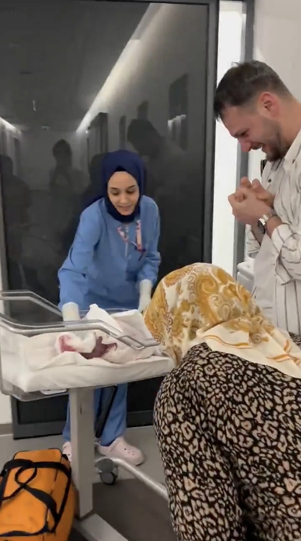 Geçtiğimiz günlerde doğan bebeğini gören babanın videosu gündem oldu.