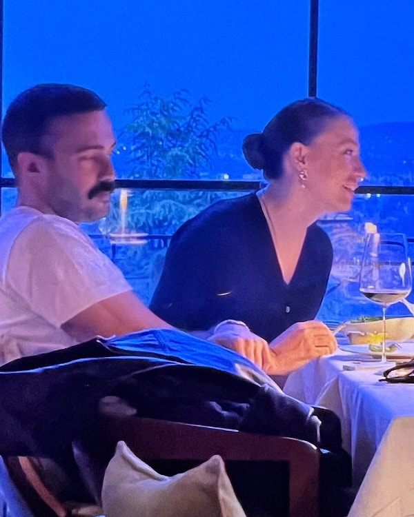 Sarıkaya cephesinden ses soluk çıkmamaya devam ediyordu. Onu ve Mert Demir'i yalnızca hayranlarının çektiği görsellerden görebiliyorduk.