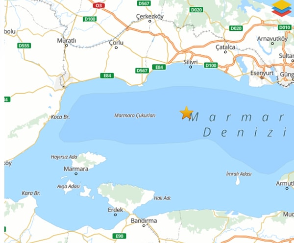 İstanbul’da akşam saatlerinde kısa süreli deprem paniği yaşandı.