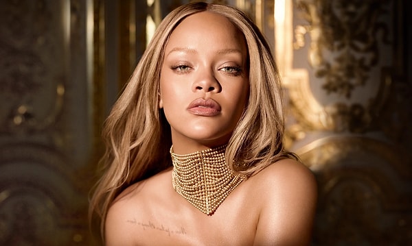 Pop müziğinin kraliçesi Rihanna'nın her sözü, bir bakışı bir gülüşü ayrı bir olay biliyorsunuz. Görseli