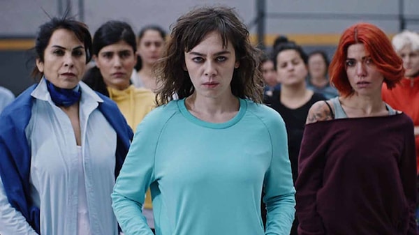 Efsane kadrosuyla ve konusuyla devleşen Avlu yeniden çekilecek. Görseli