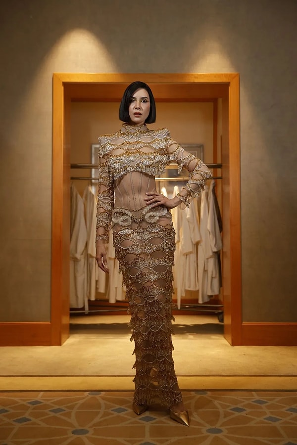 Ahu Yağtu è tornato sul podio dopo molti anni! Yağtu, che è passata dalla carriera di modella a quella di attrice e appare sugli schermi da molto tempo, è salita sul palco come modella principale nella sfilata di moda di Hakan Yıldırım.