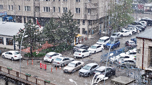 Erzurum’da yaz aylarını beklerken etkili olan kar yağışı herkesi şaşırttı.