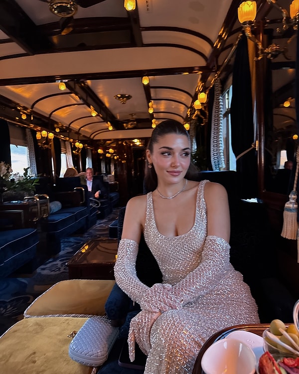 Hande Erçel, ışıl ışıl parlayan elbisesi ve bu elbiseye mükemmel bir uyum sağlayan eldivenleriyle adeta göz kamaştırıyor. Her zaman olduğu gibi zarafetiyle ön planda.