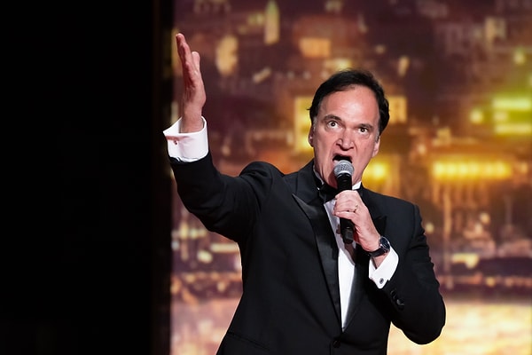 Sinemadaki varlığını defalarca kez kanıtlayan Oscar ödüllü yönetmen Quentin Tarantino gecenin açılışını yapan isim olarak sahneye çıktı.