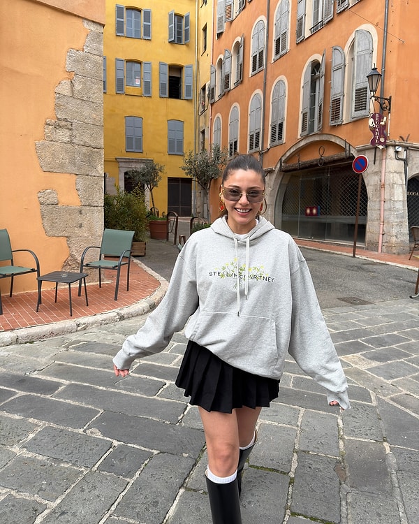 Sıla Türkoğlu, şıklığını ve spor tarzını bir arada sunarak, sweatshirt'ünü kumaş mini etekle kusursuz bir şekilde birleştirmiş.
