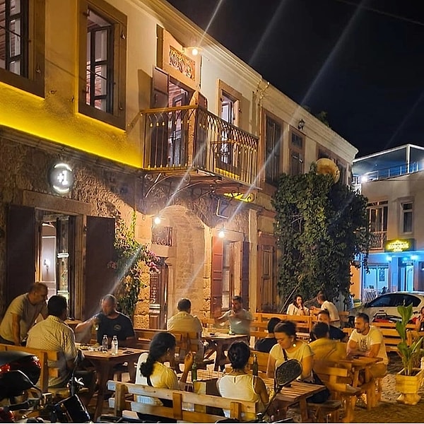 4. Cunda Se7en Local Pub