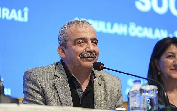 DEM Parti İstanbul Milletvekili Sırrı Süreyya Önder'in ölümü ile birlikte Meclis'teki vekil sayısı 592'ye düştü.