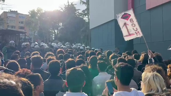 Gözaltına alınan 97 öğrenciden 15’i, savcılık tarafından tutuklanma talebiyle Sulh Ceza Hakimliği’ne sevk edildi. 15 öğrenciden 6’sı tutuklanırken, 9’u adli kontrol şartıyla serbest bırakıldı. Görseli