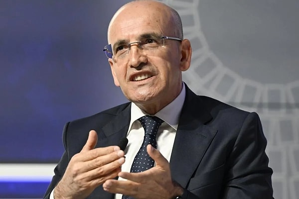 Hazine ve Maliye Bakanı Mehmet Şimşek'i hedef alan Özgür Özel, şu ifadeleri kullandı: