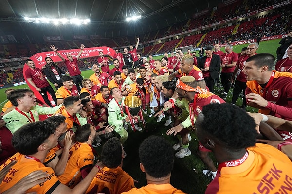 Türkiye Kupası'nı kazanan Galatasaray'da kaptan Muslera, sarı-kırmızlı kulüpteki kariyerinde 18. kez şampiyonluk sevinci yaşamış oldu Görseli