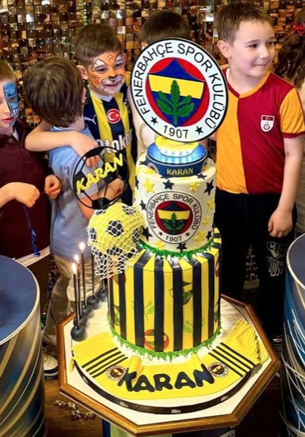 Her detayında 'Karan' yazan pastayı da şöyle bırakalım...