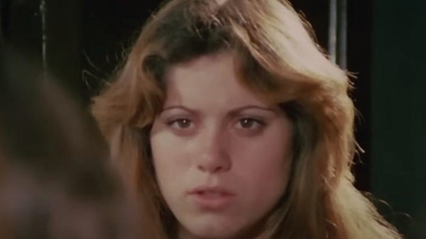Güzelliğini annesinden alan Zümrüt 1980’li yıllarda çekilen gençlik filmlerinde, özellikle sorunlu genç kız karakterleriyle dikkat çekti.