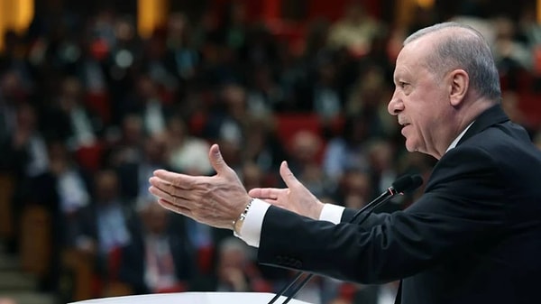 "Bölücü örgüt çıkıyor, kendini feshettiğini ve silah bırakacağını açıklıyor. Neredeyse yarım asırdır kanla yazılan bir ihanet sayfasının tamamen kapanması noktasında önemli bir fırsat penceresi aralanıyor'' Cumhurbaşkanı Erdoğan sözlerine şöyle devam etti: Görseli