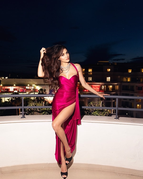 Hande Erçel, geçtiğimiz saatlerde Cannes'ın üçüncü günü için seçtiği ikinci kombiniyle karşımıza çıktı!