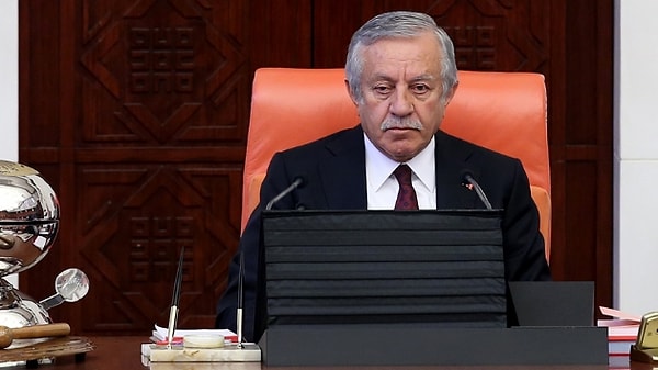 Yeniden sesi açılan ve bu duruma tepki gösteren Koçyiğit, “Sayın başkan, sayın vekiller yine mikrofonumu kapattınız gözden kaçmadı kayıtlara geçsin. Bu günlerin geride kalacağı umudunu tekrar dinlendirmek istiyorum. Umarım bir gün bu mecliste Kürtçe konuştuğumuzda” dedi. Görseli