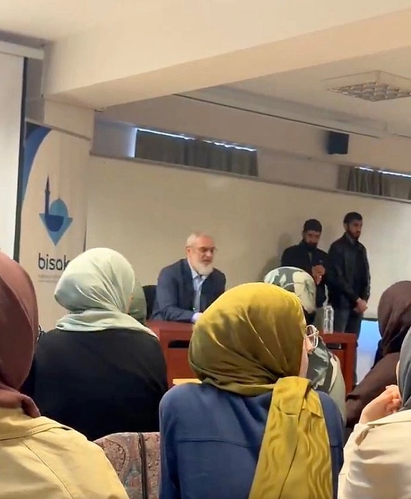 “Altı yaşında evlilik olabilir” diyen ilahiyatçı Nureddin Yıldız, Boğaziçi Üniversitesi'ne konuşmacı olarak davet edilmişti. Boğaziçi'nde başlayan protestolar Galatasaray Üniversitesi'ne de sıçradı. Görseli