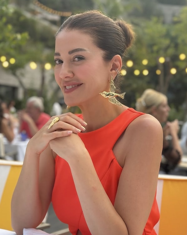 Maar zoals je weet, zit er altijd een roddelbladkant aan het werk... Een van de opvallende onderwerpen die direct verband houdt met de serie is Başak Dizer en haar bericht!