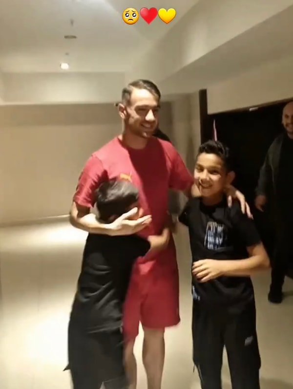 Özellikle erkek öğrenciler futbolcuları bir idol olarak benimsiyor ve sevgi gösteriyor.