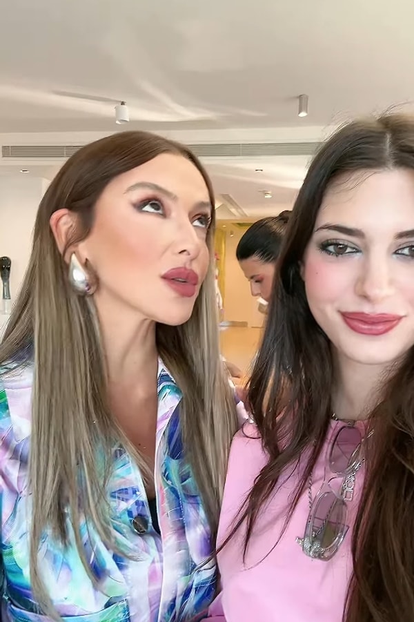 Şimdilerde sosyal medyanın en çok konuşulan iki ismi Hadise ve Derin Talu bir araya geldi. Talu, Hadise'yi bulmuşken bir TikTok çekmeden göndermedi.