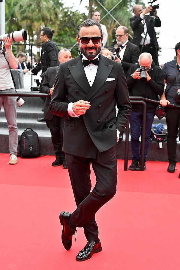 Hem şair hem de oyuncu olan Alışık, bu sene Cannes'a katılan ünlülerimizden birisi oldu. Karizmatik duruşuyla kırmızı halıda boy gösterdi. Görseli