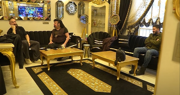 Kobra Murat, altın varaklı eviyle sık sık magazin ve sosyal medya gündeminin bir numaralı ismi oluyor. Görseli
