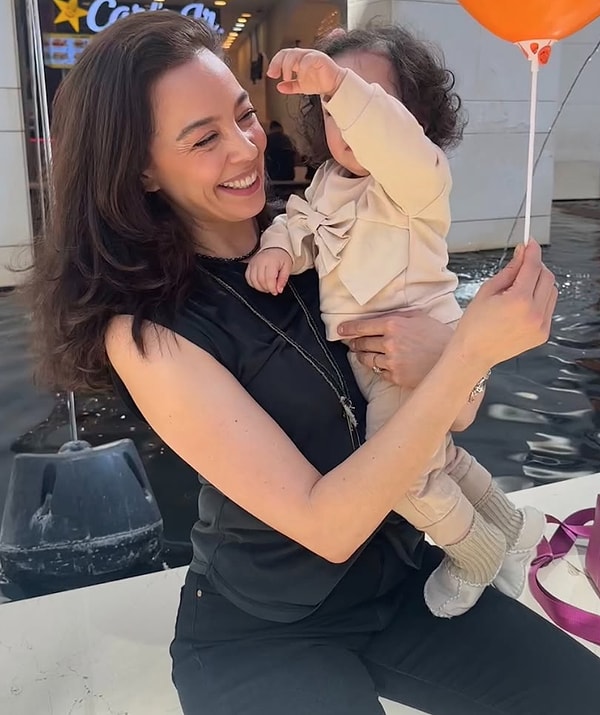 Miss World unvanının ardından, Azra Akın teklif yağmuruna tutuldu. Oyunculuk kariyerine adım attı, birçok dizi ve filmde rol aldı.
