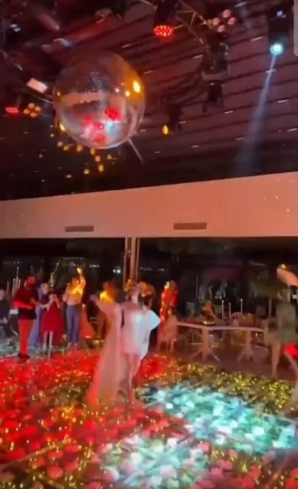 Olay, saat 22.00 sıralarında İzmit ilçesinde bulunan bir düğün salonunda meydana geldi. Görseli