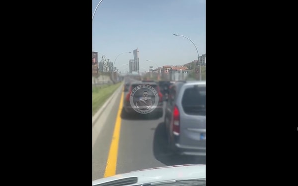 Ambulans şoförü, "İnsan hayatına mal oluyorsunuz, yolu açar mısınız?" diyerek durumun aciliyetini aktardı. Görseli