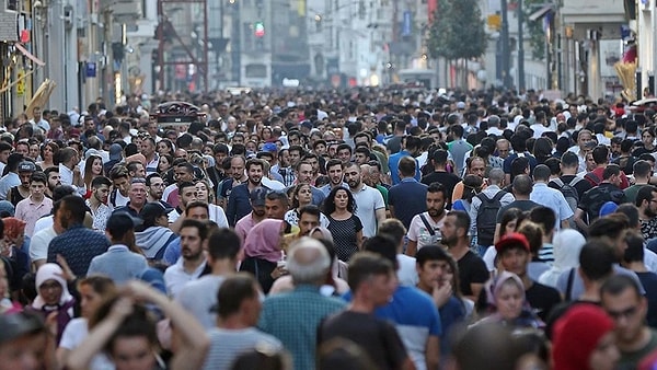 İlköğretim ve altı eğitim durumundaki memnuniyetsizlik arttı.