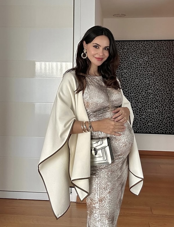 Doğum sonrası fit görünümüyle dikkatleri üzerine çeken Demirel, geçtiğimiz günlerde Instagram’da yaptığı soru-cevap etkinliğinde, hamileliği boyunca yaklaşık 30 kilo aldığını, ancak doğumdan sonra 2.5 ay içinde 20 kilosunu verdiğini açıklamıştı.