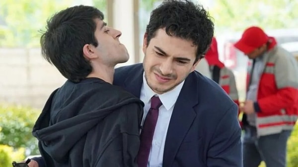 Kızılcık Şerbeti son bölümüyle yine ve yeniden sosyal medyaya damgasını vurmayı başardı. Görseli
