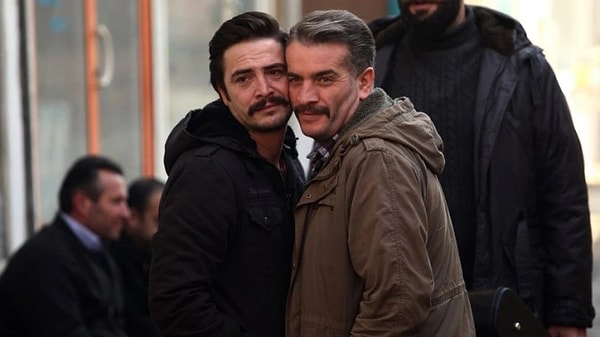 Türk televizyon tarihine damga vurmuş komedi işlerinden biri olan ‘İşler Güçler’, yalnızca senaryosuyla değil, oyuncuların enerjisiyle de hafızalara kazınmıştı.