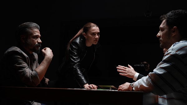 Burcu Özberk bu kez psikolojik gerilim ve dramanın harmanlandığı "Son Kare" adlı diziyle ön plana çıktı. Görseli