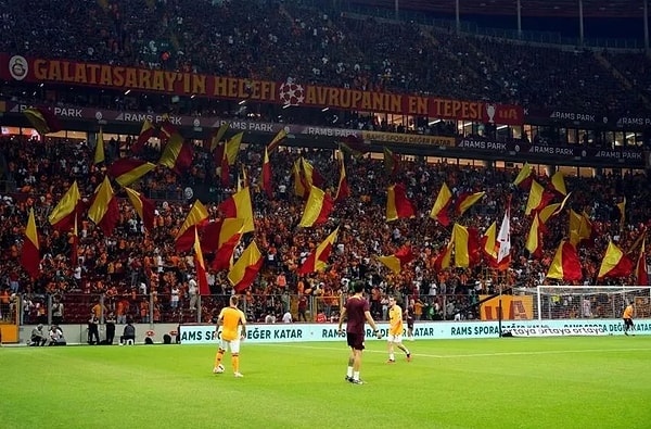 Taraftar şampiyonluğa hazırlanırken rakipleri unutmuyor. Görseli
