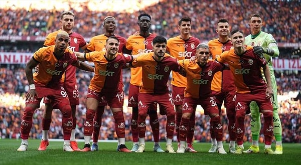 Sarı- kırmızılı taraftarlar, nefeslerini tutmuş bir şekilde ligin son maçlarını da kazanmayı ve ligi şampiyon olarak tamamlamayı bekliyor. Görseli