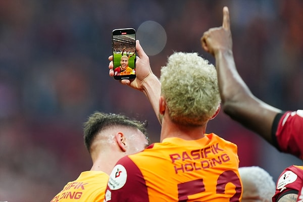 Barış Alper selfie ile ortaya çıktı.