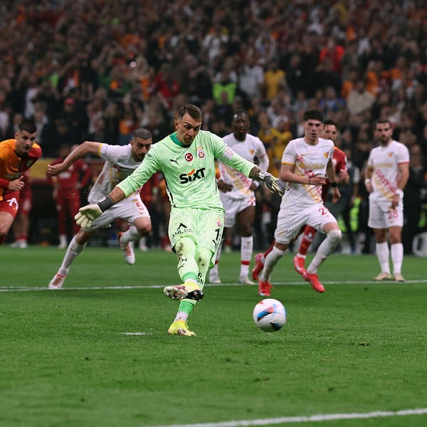 Muslera'dan golle final...