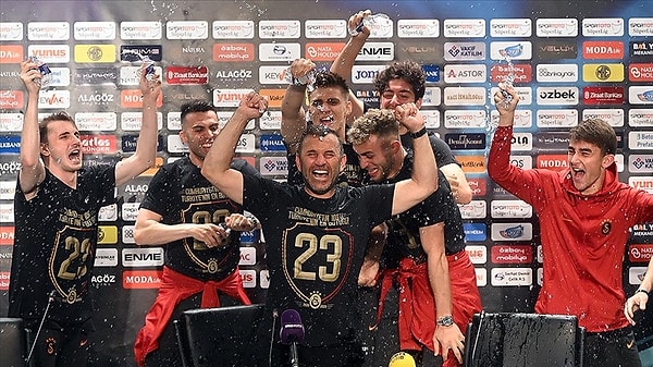 Futbolcuyken 4 sene üst üste, şimdi de üç sene üst üste... Görseli