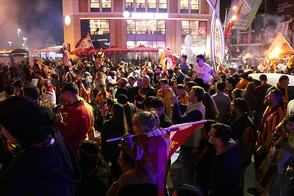 Galatasaray taraftarı sokaklara döküldü. Görseli