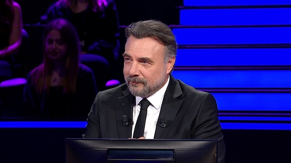 ATV ekranlarında yayınlanan Kim Milyoner Olmak İster, Oktay Kaynarca'nın moderatörlüğünde izleyiciyle buluşuyor. Görseli
