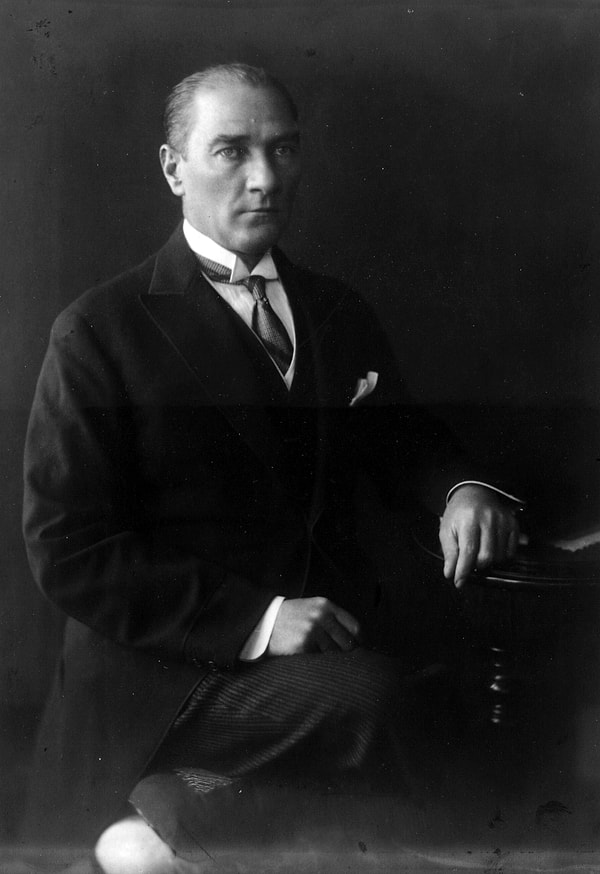 Ulu Önder Mustafa Kemal Atatürk’ün cumhurbaşkanlığı döneminde, İstanbul'da bir fotoğraf stüdyosunda çektirdiği seri fotoğraflara ait video görüntüler ortaya çıktı. Görseli