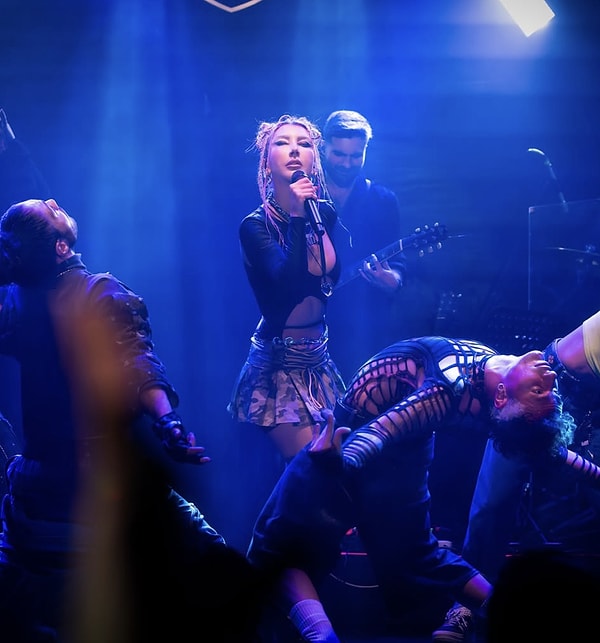 Bu olayın ardından aynı slogan geçtiğimiz günlerde Hande Yener’in Muğla konserinde de duyulmuştu.