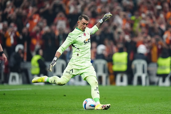 Galatasaray’ın şampiyonluk maçında Fernando Muslera’ya penaltıdan gol attırmasına tepki veren Jose Mourinho’nun da aynı şeyi yaptırdığı ortaya çıktı. Görseli
