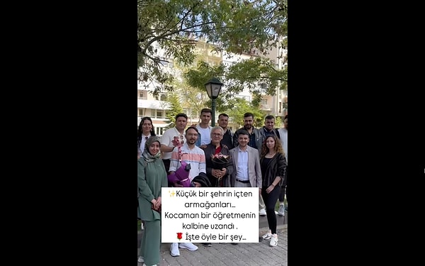 Bir araya gelen öğrenciler ve öğretmen, ilkokul yıllarındaki pozu yeniden verdi. Görseli