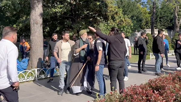Potansiyel bir gerginliği önlemek adına, polis hızlıca müdahale etti ve sarıklı kişinin parkı terk etmesini sağladı. Görseli