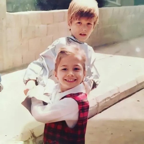Kurt Efe'nin tüm hatları ilk kez bu kadar net belli olunca biraz eskilere dönüp, Kıvanç Tatlıtuğ'un çocukluk fotoğraflarına göz atalım dedik!