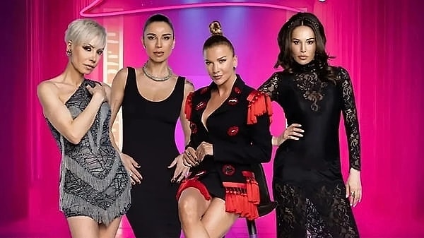 Tv8'de yayın hayatına başlayan yarışmanın jüri koltuğunda artık Ivana Sert, Güzide Duran ve Nur Bilen Yavuzer oturuyor. Görseli
