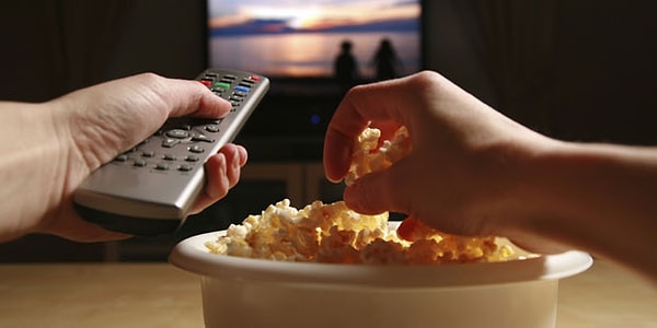 6. Koltuğunun yanına bir atıştırmalık istasyonu kurabilirsin.